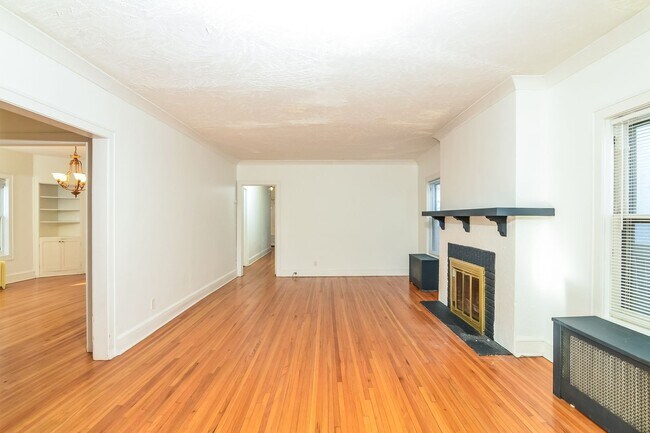 Building Photo - 1067-1069 Saint Clair Avenue