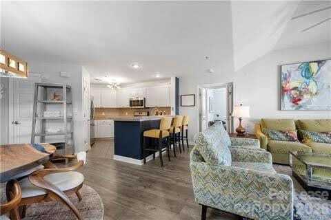 Building Photo - 18015 Kings Point Dr