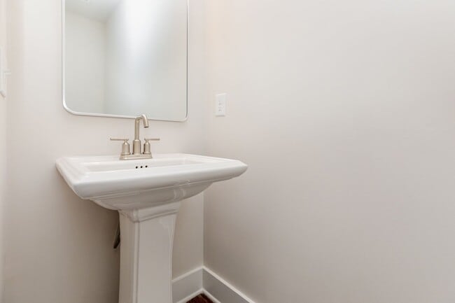 Building Photo - Beautiful 3BR 2.5BA Townhome w/ Full Appliance Kitchen • Garage Parking • Ultra-Modern