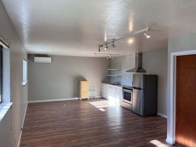 Building Photo - Private Studio -Mariposa