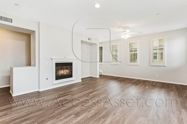 Building Photo - Beautiful 3 Bed/3.5 Bath Condo In Tustin!