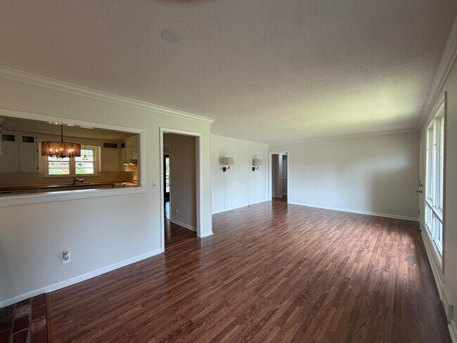 Building Photo - 524 Graycroft Dr SW