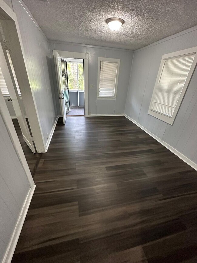 Building Photo - Fully Renovated 2/1 Single Family Available Now!