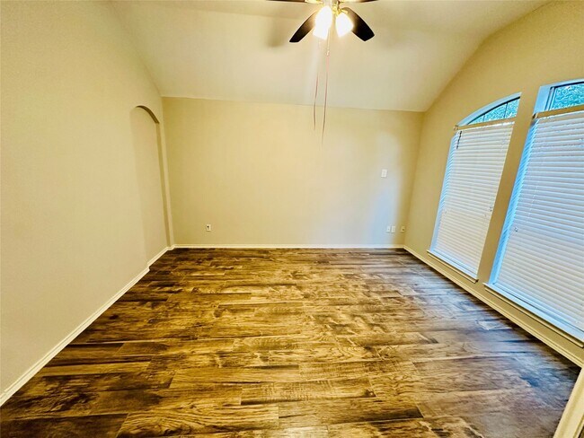 Building Photo - 5643 Walnut Glen Ln