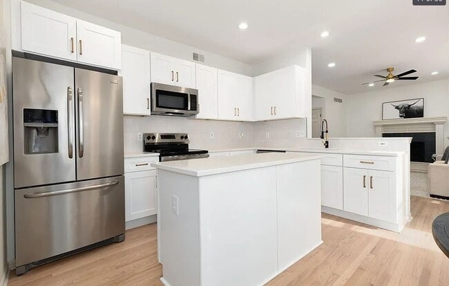 Building Photo - Spacious and Elegant 4 BR 3.5 BA Home in Olathe!