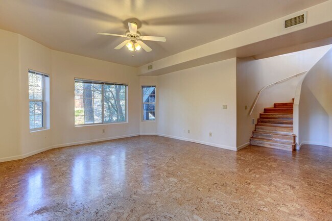 Building Photo - Spacious 3 Bed, 3 Bath Home in Hidden Valley Ranch!