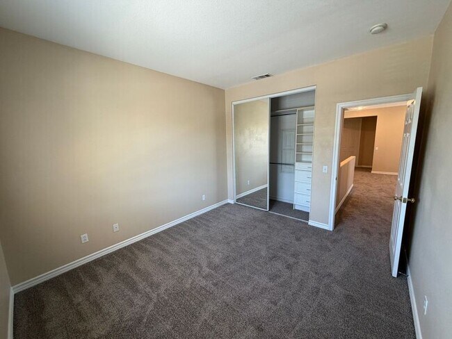 Building Photo - 46263 Drymen Ave