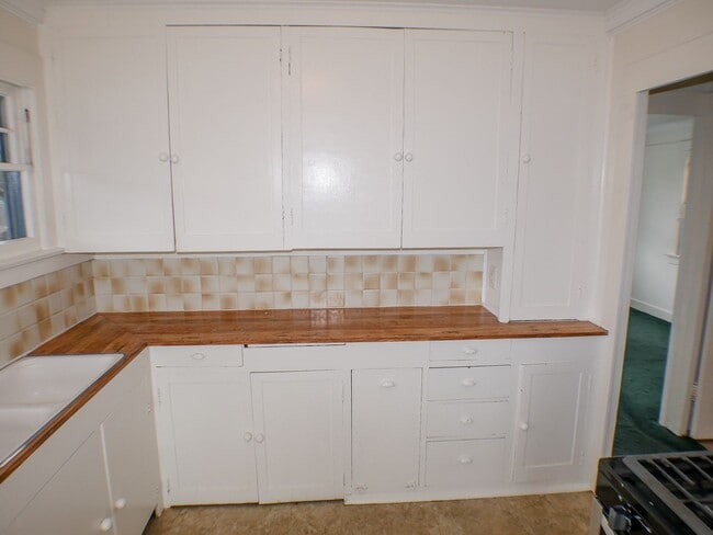 Building Photo - Historical Cottage!