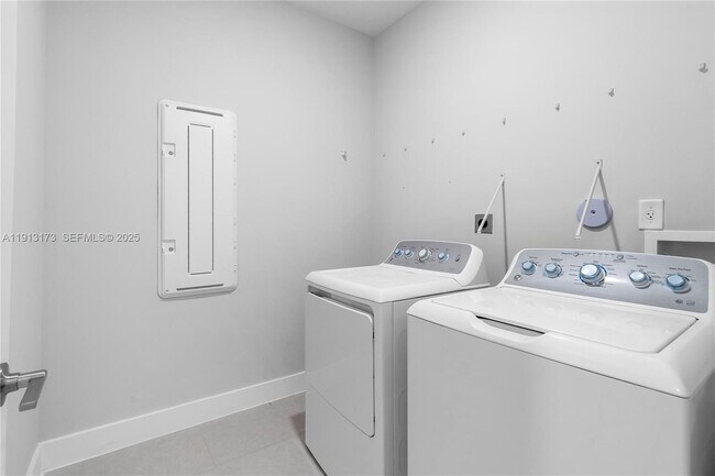 Building Photo - 4276 SW 173rd Ave