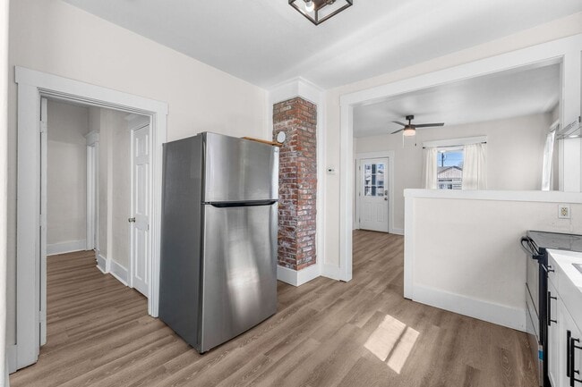 Building Photo - Great Location! Northtown Charmer!