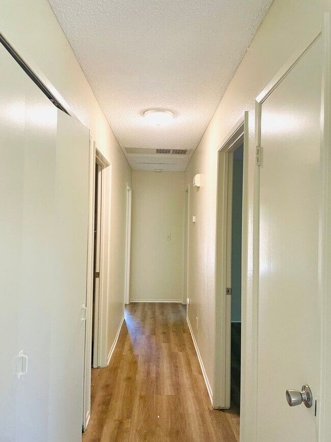 Building Photo - Your perfect Ventura retreat—spacious 3 be...