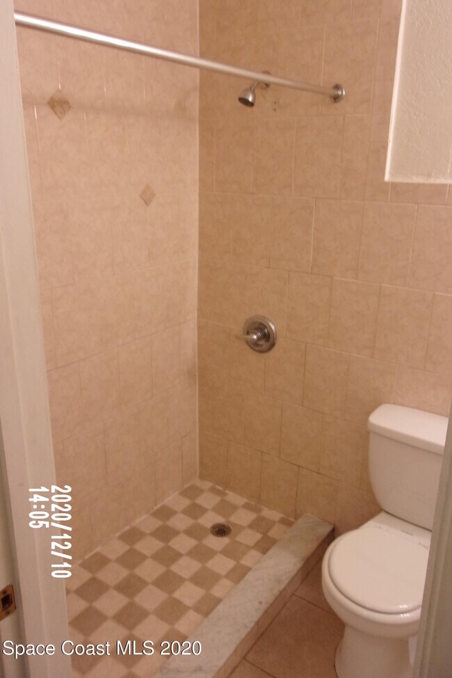 Building Photo - 220 Columbia Dr