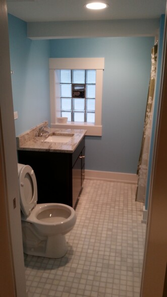 Bathroom - 2858 W Henderson St