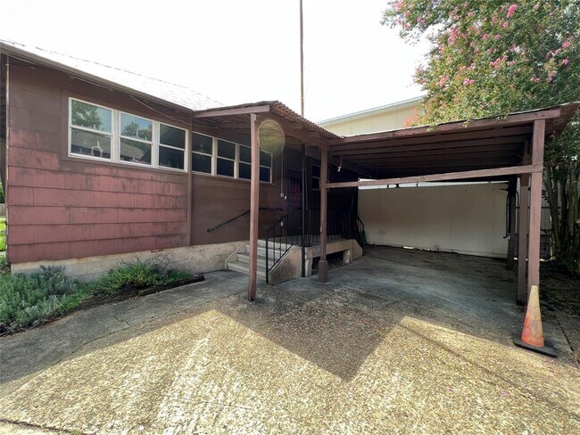 Building Photo - 2420 White Oak Dr