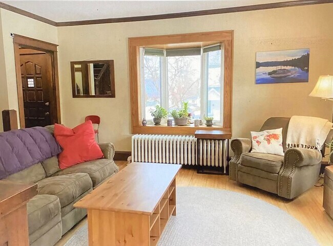 Building Photo - Available Now!- 3 bed 1 Bath Home! Don't Miss The Chance To Make This Your Home!