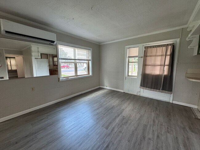 Building Photo - 304 N Rockingham Ave