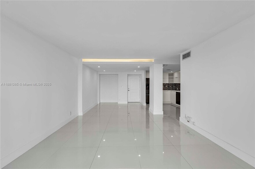 Building Photo - 100 Bayview Dr