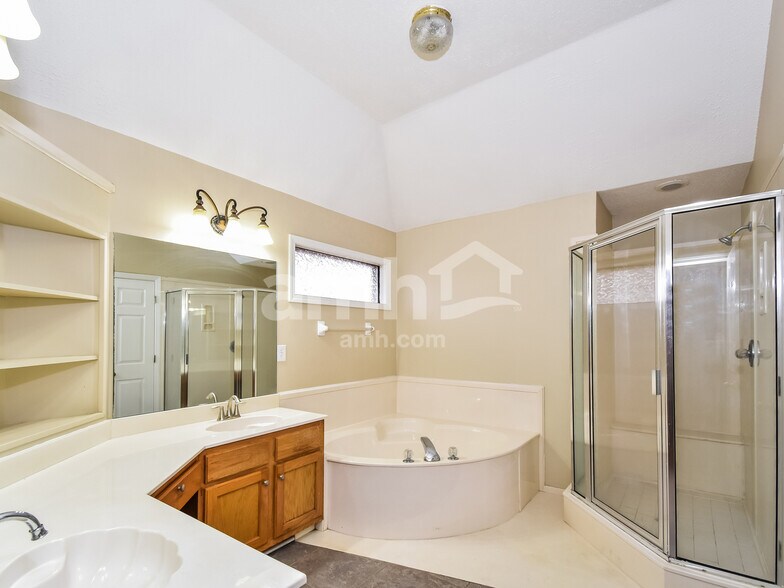 Building Photo - 1926 Bohemia Dr