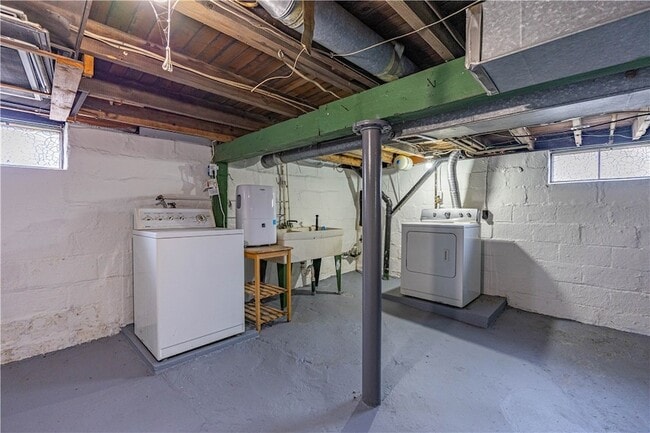 Building Photo - 302 Bridge St