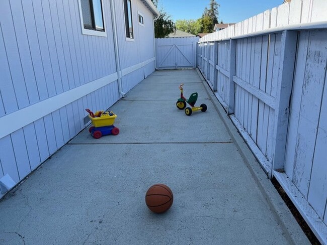 Building Photo - Beautiful Home | Completely Remodeled | Prime Location