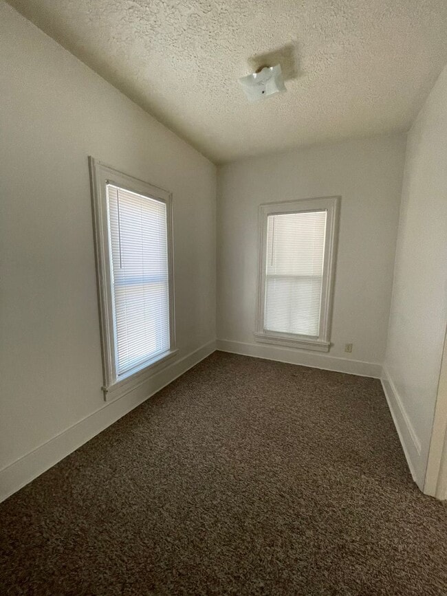 Building Photo - 1-BR Home in Elkhart Across from Weston Park