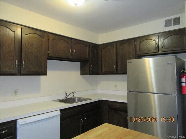 Building Photo - 41 Weathervane Dr