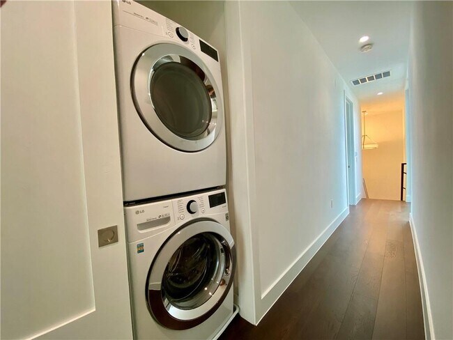 Building Photo - 1905 Riverview St