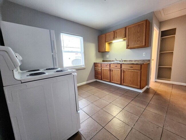 Building Photo - 634 S Wheatland Ave