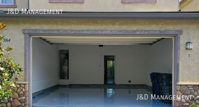 Building Photo - Luxurious Townhome w/2 Car Garage, Private...