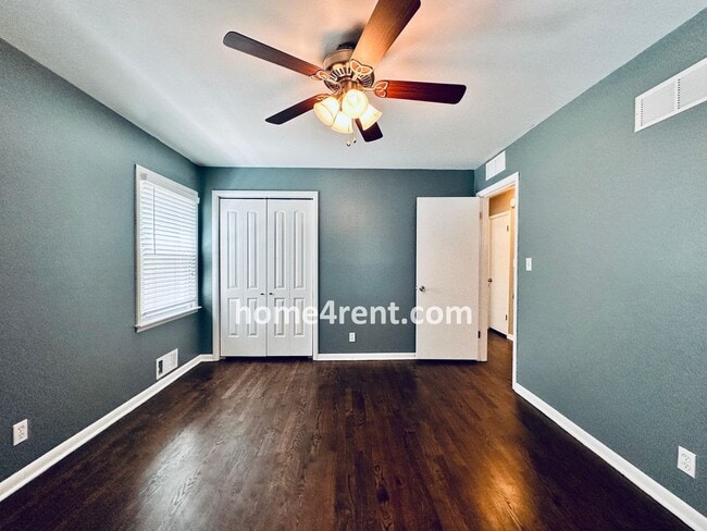 Building Photo - Beautiful Hardwoods w Fenced-in Yard!