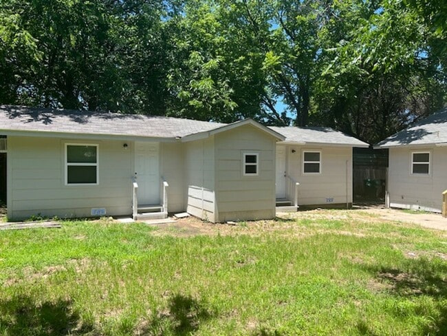 Primary Photo - 1513 Panhandle St
