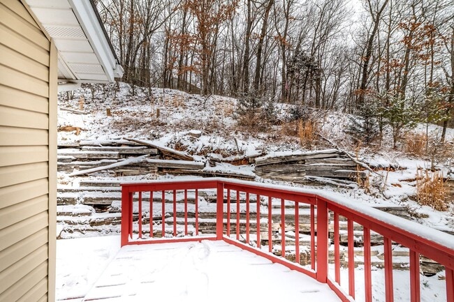 Building Photo - SPACIOUS 3 BEDROOM 2 BATH W/2 CAR GARAGE