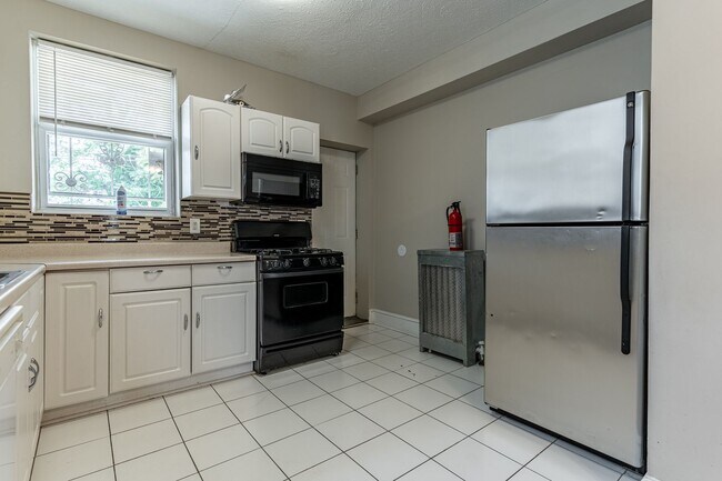 Building Photo - 3-Bed, 1-Bath Home with High Ceilings and Spacious Rooms