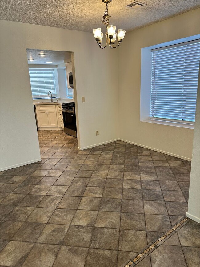 Building Photo - Gorgeous 2 bed/2Ba Home