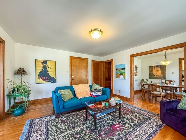 Building Photo - Charming 2 Bedroom, 1 Bathroom Home Near UIUC & Downtown Urbana