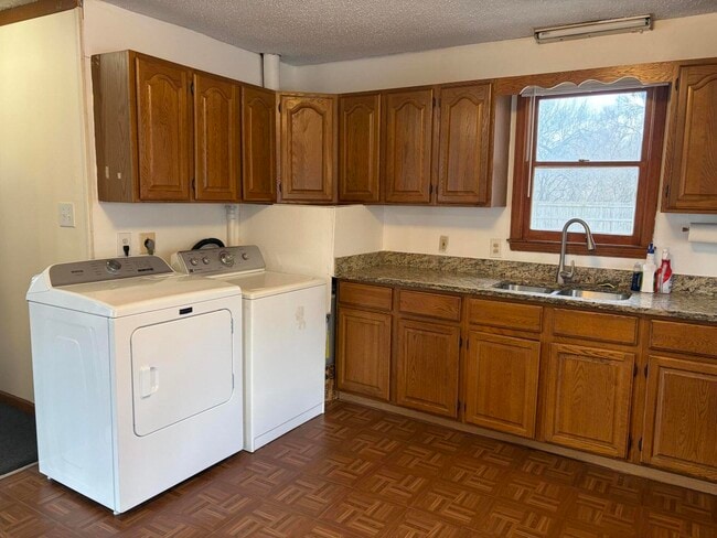 Building Photo - 2866 Golfside Rd