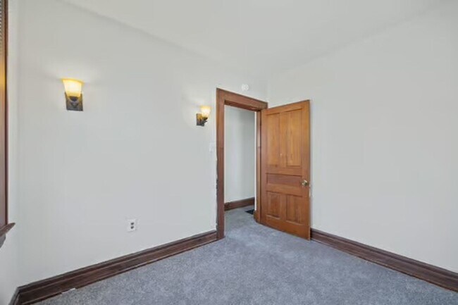 Building Photo - CHEVIOT:  Adorable 2+ bed 1.5 bath 2 story w 2 car garage