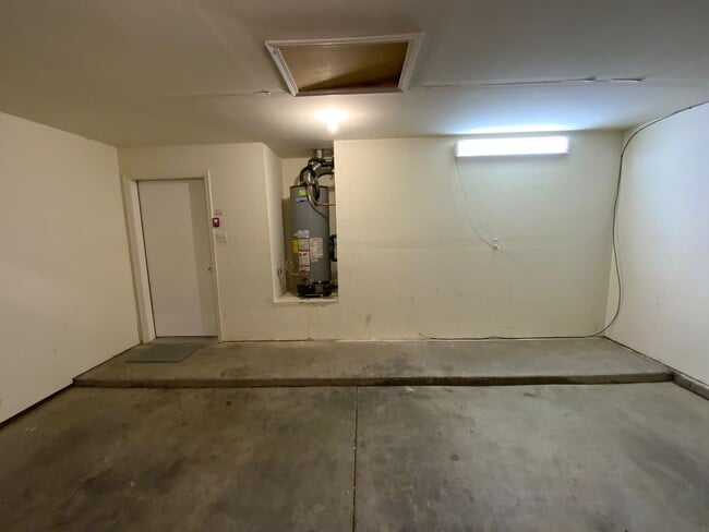 Building Photo - 3 Bedroom Townhome Available Near Southern...