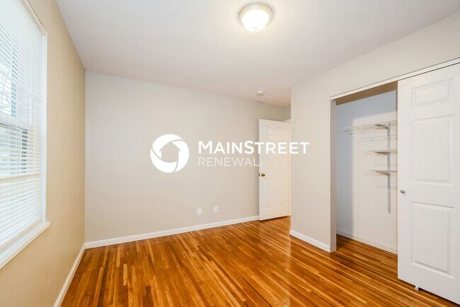 Building Photo - 3 Bedroom Pet-Friendly Home in ST CHARLES,...