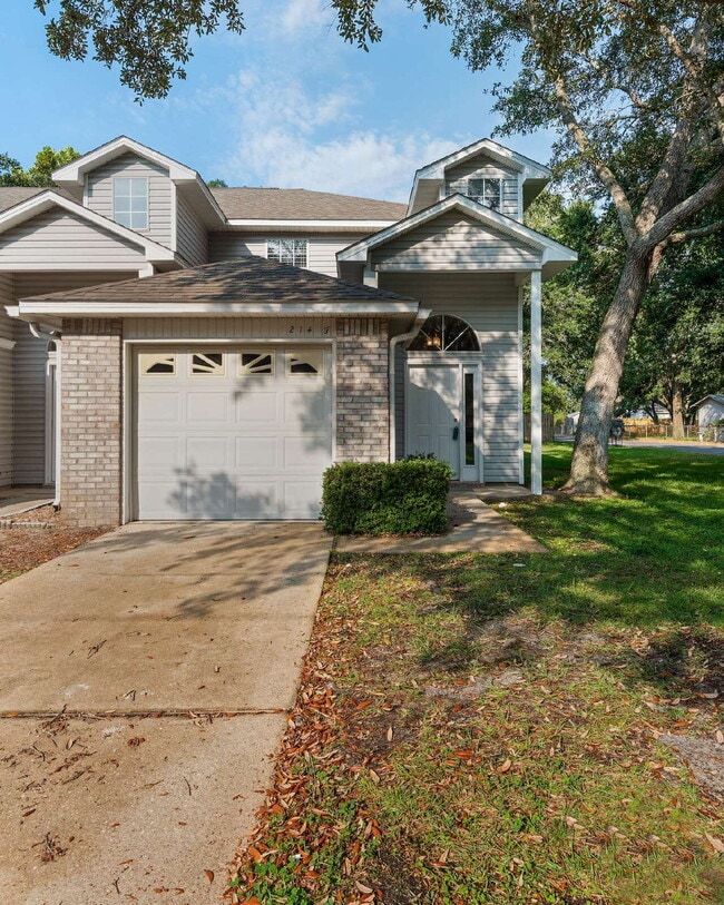 Building Photo - "Charming 2-Bed Townhouse Retreat with 2.5 Baths on Tooke Street!"