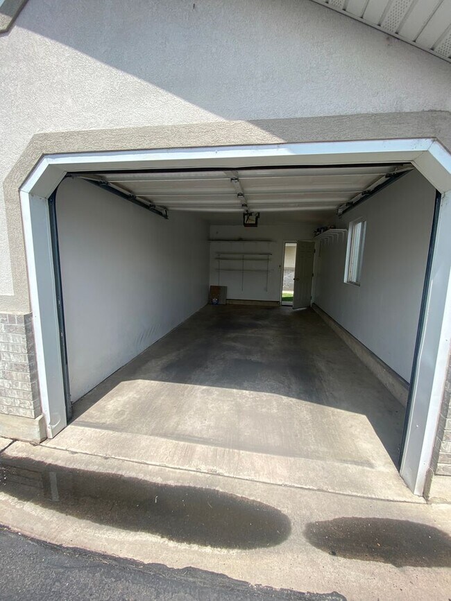 Building Photo - 1556 Talon Dr