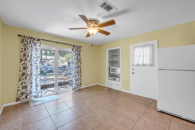 Building Photo - 515 Los Escondidos Rd