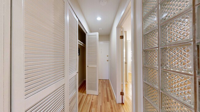 Building Photo - 1860 Jackson St