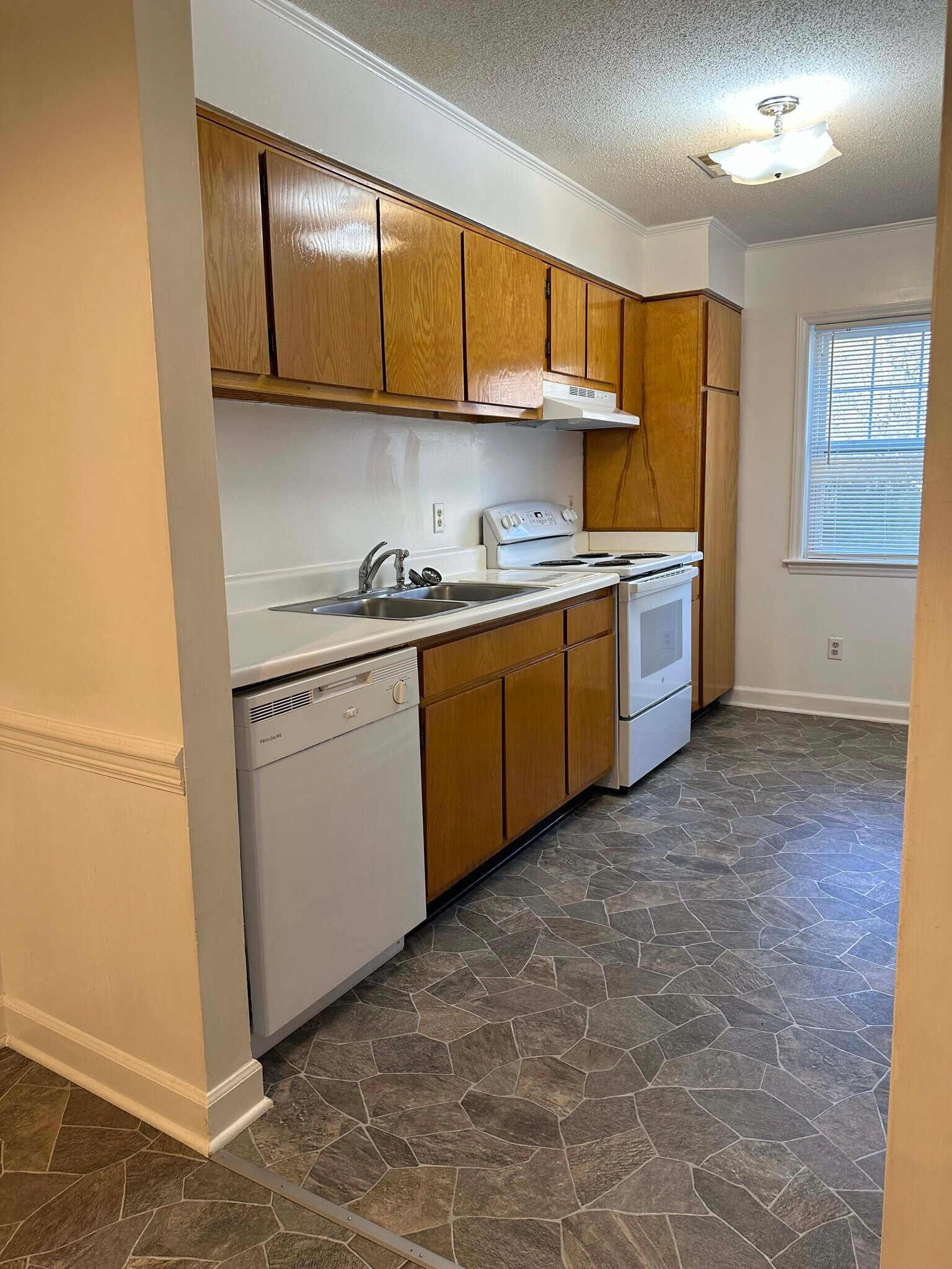 Building Photo - 2500 Avent Ferry Rd