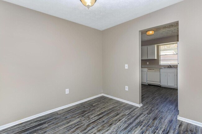 Building Photo - Cross Creek Apartments