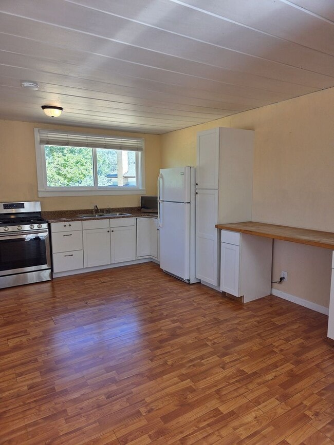Building Photo - Spacious 1-Bedroom Apartment in Soulsbyvil...