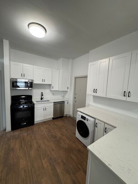 Building Photo - 2814 N Racine Ave