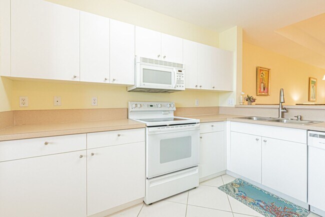 Building Photo - Peaceful Preserve-View Condo in Gated Blue...