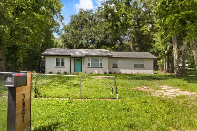 Building Photo - Gardener's Paradise! 3BR Home on Oversized Lot with Shed & Greenhouse