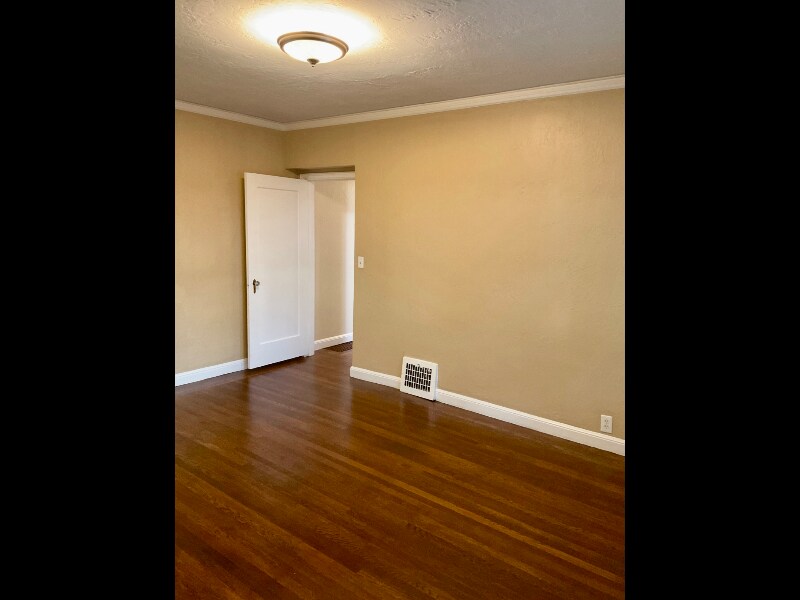 Building Photo - 1516 Hillside Dr